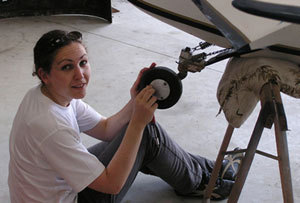 Jeune professionnelle de la maintenance aéronautique.