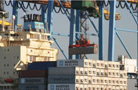 Manutention de conteneurs maritimes, au Havre.