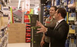 Un directeur de magasin Mr Bricolage. Un directeur de magasin Mr Bricolage.