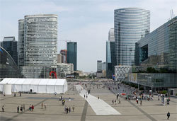 Le quartier d'affaires de La Défense (Wikimedia) Le quartier d'affaires de La Défense (Wikimedia)