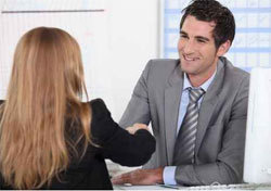 Deux formations commerciales qui débouchent sur l'emploi Deux formations commerciales qui débouchent sur l'emploi