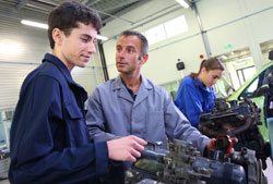 Automobile : les centres auto recrutent des jeunes et des alternants Automobile : les centres auto recrutent des jeunes et des alternants