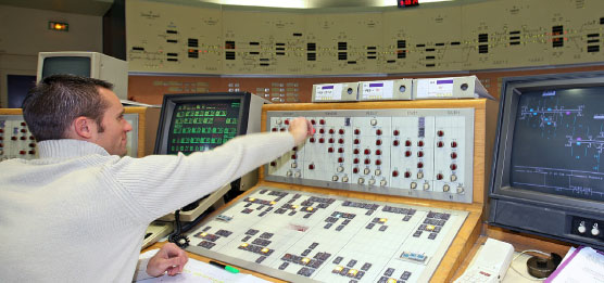 Agent de circulation au poste d'aiguillage et de circulation de Paris Sud-Est. Copyright : SNCF