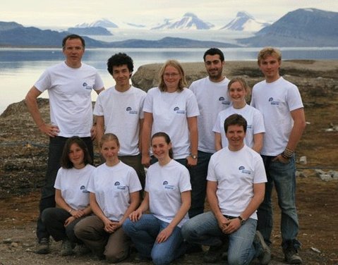 L'équipe d'étudiants Du Garef Océanographique devant le glacier du Roi et les trois couronnes