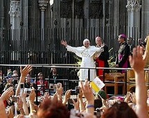 Le pape s'adresse aux jeunes à Paris
