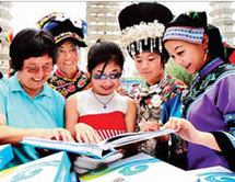 Volontaires chinois avec des athlètes aveugles Volontaires chinois avec des athlètes aveugles