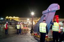 L'installation des avions de nuit sur la place de la Concorde à Paris