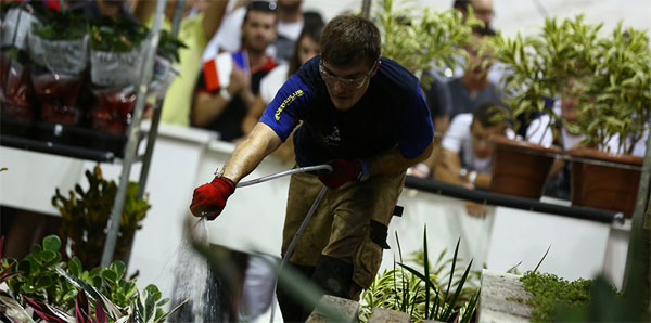 Candidat lors d'une épreuve de jardinerie-paysagisme lors des Olympiades des métiers.