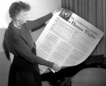 Eleanor Roosevelt, veuve du président Roosevelt, a présidé la commission de l'ONU qui a rédigé la déclaration en décembre 1948.