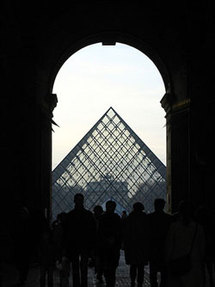La célèbre pyramide, entrée du musée du Louvre La célèbre pyramide, entrée du musée du Louvre