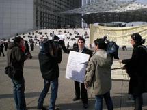 Yannick Miel, un ''jeune diplômé en solde'' se vend à La Défense