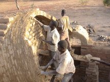 Maçons utilisant la terre comme matériau Maçons utilisant la terre comme matériau