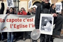 Pape et sida : l'archevêque de Lyon rencontre des manifestants homosexuels Pape et sida : l'archevêque de Lyon rencontre des manifestants homosexuels