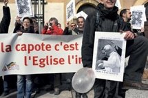 Pape et sida : l'archevêque de Lyon rencontre des manifestants homosexuels