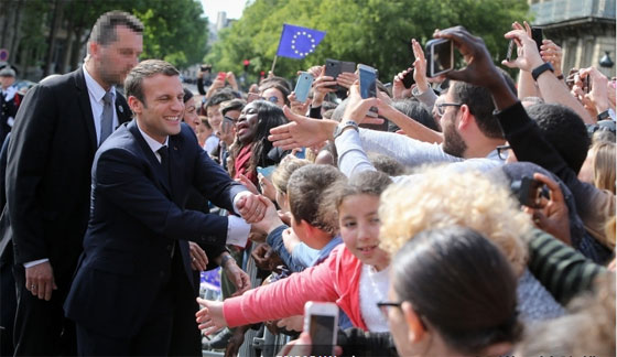 Emmanuel Macron le 14 mai devant l'Hôtel de ville de Paris. © Présidence de la République