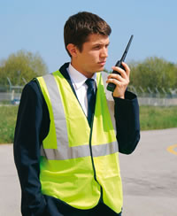 L'agent de trafic coordonne toutes les opérations au pied de l'avion avant le décollage L'agent de trafic coordonne toutes les opérations au pied de l'avion avant le décollage