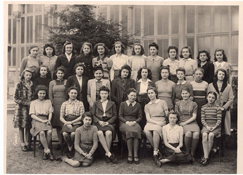 Photo de la classe de Louise Pikovsky (2ème en partant de la droite au 1er rang). Source : "Si je reviens un jour".