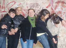 Gwénaelle avec des filles de la cité