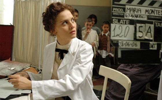 Image du film italien "Une vie au service des enfants, retraçant la vie de Maria Montessori". Image du film italien "Une vie au service des enfants, retraçant la vie de Maria Montessori".