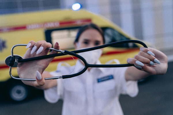 Il faut au total dix à douze ans d'études pour devenir docteur en médecine © Mikhail Nilov / Pexels Il faut au total dix à douze ans d'études pour devenir docteur en médecine © Mikhail Nilov / Pexels