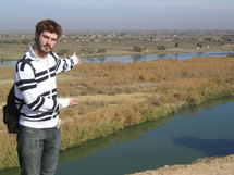 Antoine, un étudiant français, sur les bords de l'Euphrate.