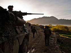 Militaires français dans la vallée d'Alasaï (copyright : adjudant. Drahi / SIRPA Terre)