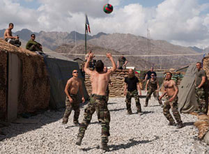 Après 48 h de mission, les soldats décompressent, mais toujours en treillis. On ne sait jamais... (Copyright : adjt. Drahi / SIRPA Terre)