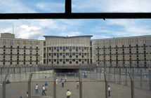 La prison de Fleury Mérogis où les étudiants sont allés distribuer des paquets aux détenus. La prison de Fleury Mérogis où les étudiants sont allés distribuer des paquets aux détenus.