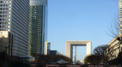 C'est dans le grand quartier d'affaires de La Défense, près de Paris, que Richelle travaille. C'est dans le grand quartier d'affaires de La Défense, près de Paris, que Richelle travaille.