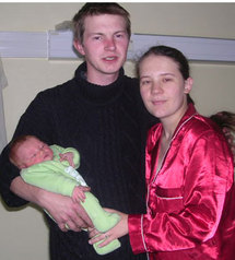 Sarah, deux jours, dans les bras de son père Jonathan Sarah, deux jours, dans les bras de son père Jonathan