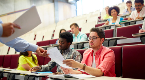 Etudiants réfugiés : 35 universités lancent une formation en français 