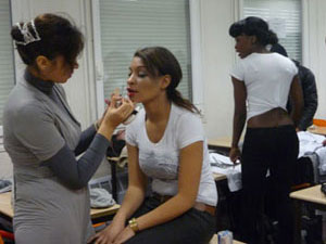 Maquillage en coulisses par Siham, sur le point de lancer ''Siham Esthétique