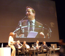 Martin Hirsch à la tribune, le 16 février 2010, présente le service civique.