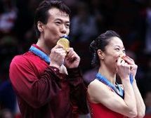Le premier couple chinois champion olympique de patinage artistique Le premier couple chinois champion olympique de patinage artistique