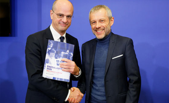 Jean-Michel Blanquer (à g.) reçoit le rapport remis par Pierre Mathiot © MEN / Philippe Devernay