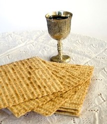 Les pains azymes (sans levain) du repas du seder, qui ouvre la Pâque juive. Les pains azymes (sans levain) du repas du seder, qui ouvre la Pâque juive.