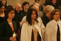Durant la nuit pascale, du samedi au dimanche de Pâques, les nouveaux baptisés revêtent un vêtement blanc, signe de la vie nouvelle dans laquelle ils entrent.