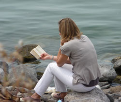 La Bible chrétienne adjoint à ''l'Ancien Testament'' la lecture du Nouveau et notamment des quatre Evangiles, qui témoignent de la vie de Jésus de Nazareth.