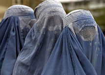 La burqa est un voile intégral qui ne laisse qu'une grille pour les yeux.