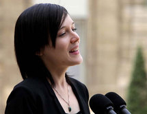Clotilde Reiss, reçue à l'Elysée, remercie pour sa libération mais rend hommage aux opposants iraniens Clotilde Reiss, reçue à l'Elysée, remercie pour sa libération mais rend hommage aux opposants iraniens