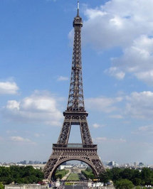 Le champ de mars, sous la tour Eiffel, où devait avoir lieu l'apéro géant du 23 mai.