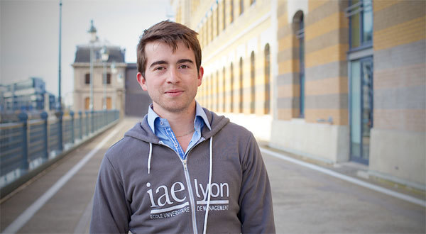 Un étudiant de l'IAE de Lyon. Crédit photo : Lisette Photographie.