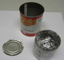 Cette boîte de conserve de haricots contenait en réalité 200 g de cocaïne. La police l'a découverte dans un camion qui en transportait 17000. Photo : Préfecture de police. Cette boîte de conserve de haricots contenait en réalité 200 g de cocaïne. La police l'a découverte dans un camion qui en transportait 17000. Photo : Préfecture de police.