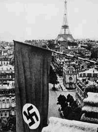 Juin 1940 : le drapeau nazi flotte sur Paris. Juin 1940 : le drapeau nazi flotte sur Paris.