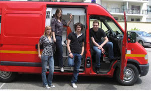 Quatre étudiants en pharma et une ambulance. Quatre étudiants en pharma et une ambulance.