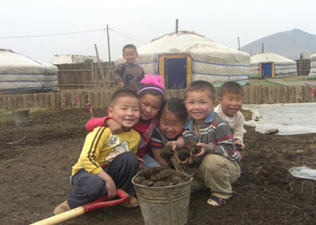 Dans ce village de yourtes, l'association Christina Noble recueille des enfants orphelins sans abri de Oulan Bator (Copyright : Association Christina Noble).