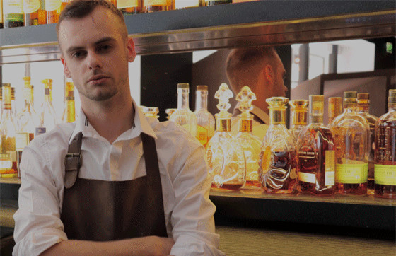 Simon Quentin, apprenti barman sur les Champs-Elysées, se forme à  l'Ecole Médéric à Paris