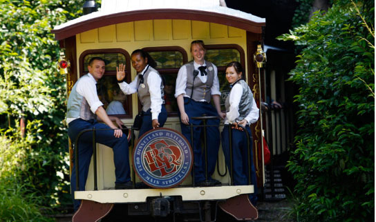 Jeunes animateurs d'attraction. Photo : Disneylandparis-news.com Jeunes animateurs d'attraction. Photo : Disneylandparis-news.com