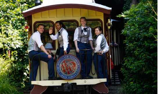 Jeunes animateurs d'attraction. Photo : Disneylandparis-news.com