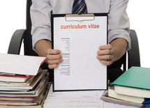 Evitez de titrer avec un banal ''Curriculum Vitae'' ou ''CV'' : cela ne donne aucune information sur vous !